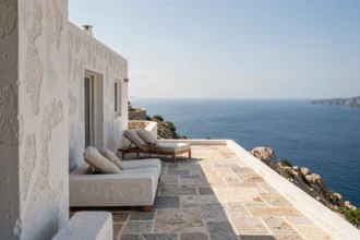 Villa vue mer moderne avec terrasse en pierre et panorama méditerranéen, exemple de bien immobilier côtier à fort potentiel de valorisation